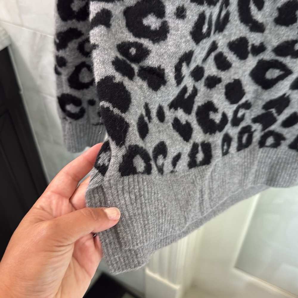 Bloomingdale’s animal print cashmere sweater size Medium - Picture 4 of 6